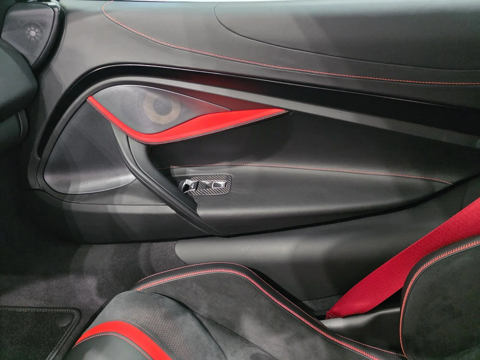 Used 2022 Onyx Black McLaren Performance Coupe image 16