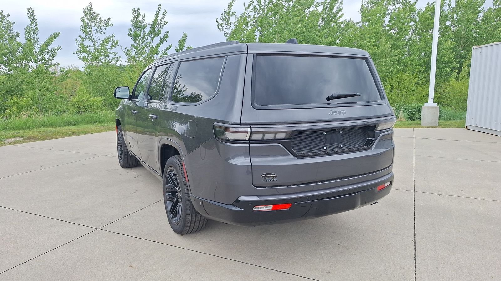 New 2026 Baltic-Gray Metallic Clear-Coat Exterior Paint Jeep Limited Reserve image 5