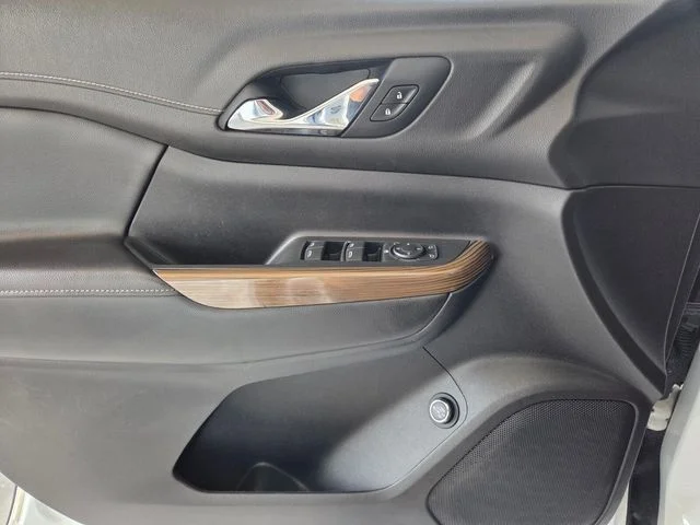 Used 2021 White GMC SLE image 21