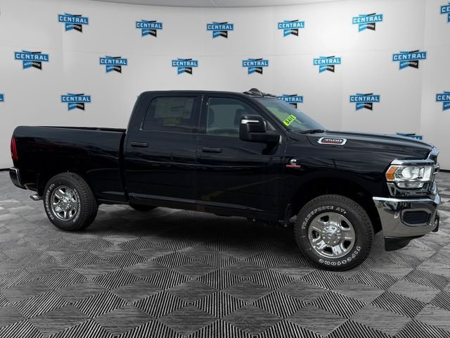 New 2024 Diamond Black Crystal Pearl-Coat Exterior Paint RAM Tradesman image 6
