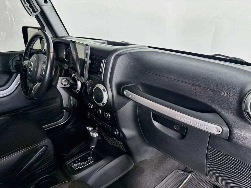 Used 2016 Silver Jeep Sahara image 25