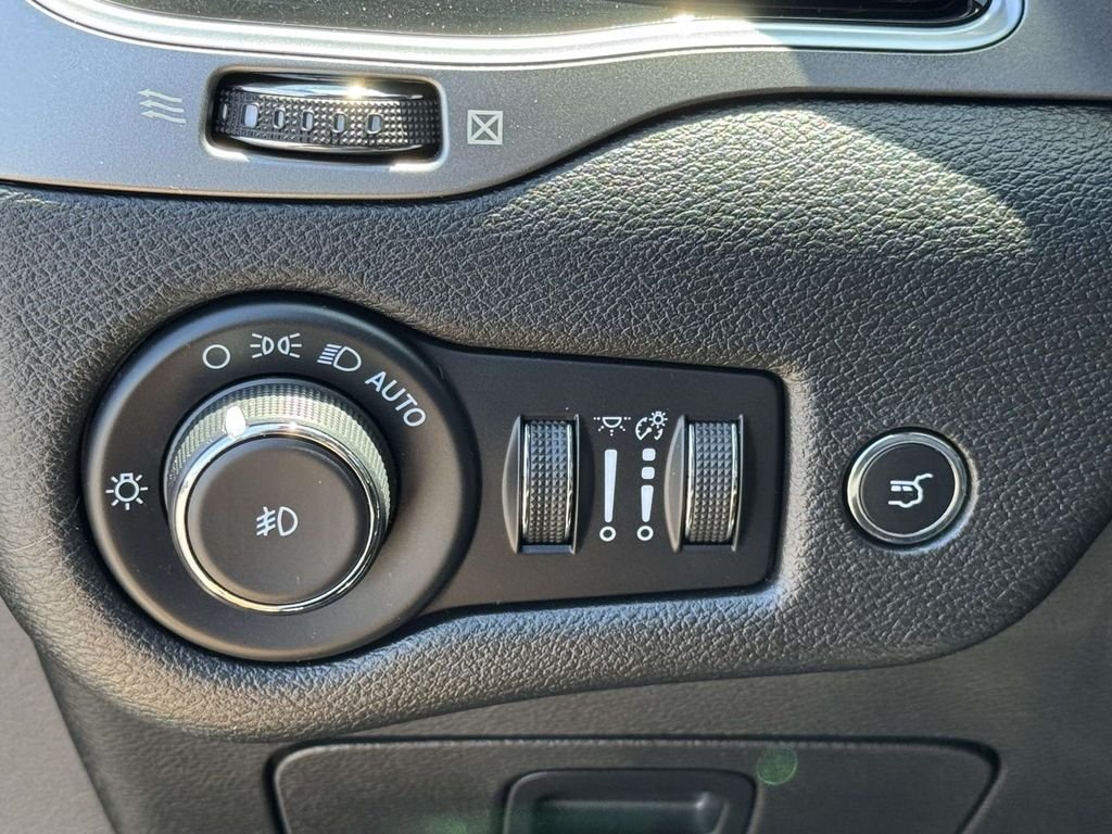 Used 2021 Green Jeep Latitude Lux image 28
