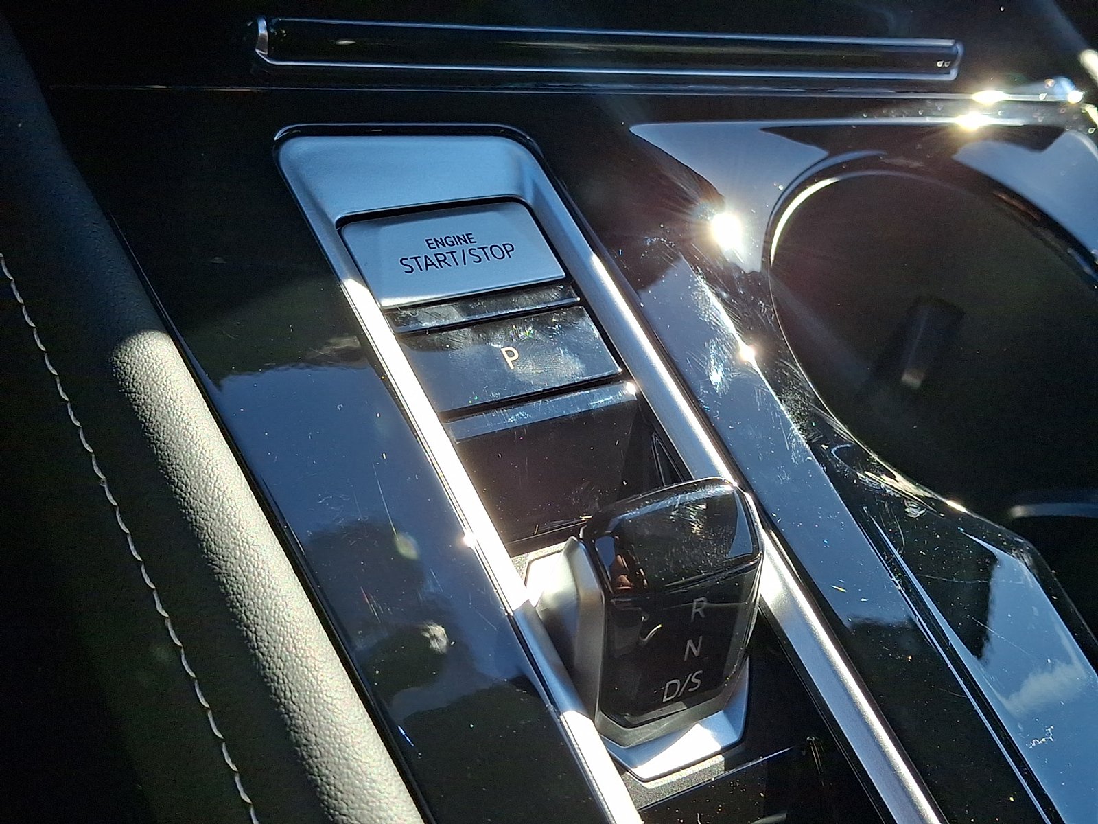 2026 Volkswagen Atlas Cross Sport SEL Premium R-Line photo 3