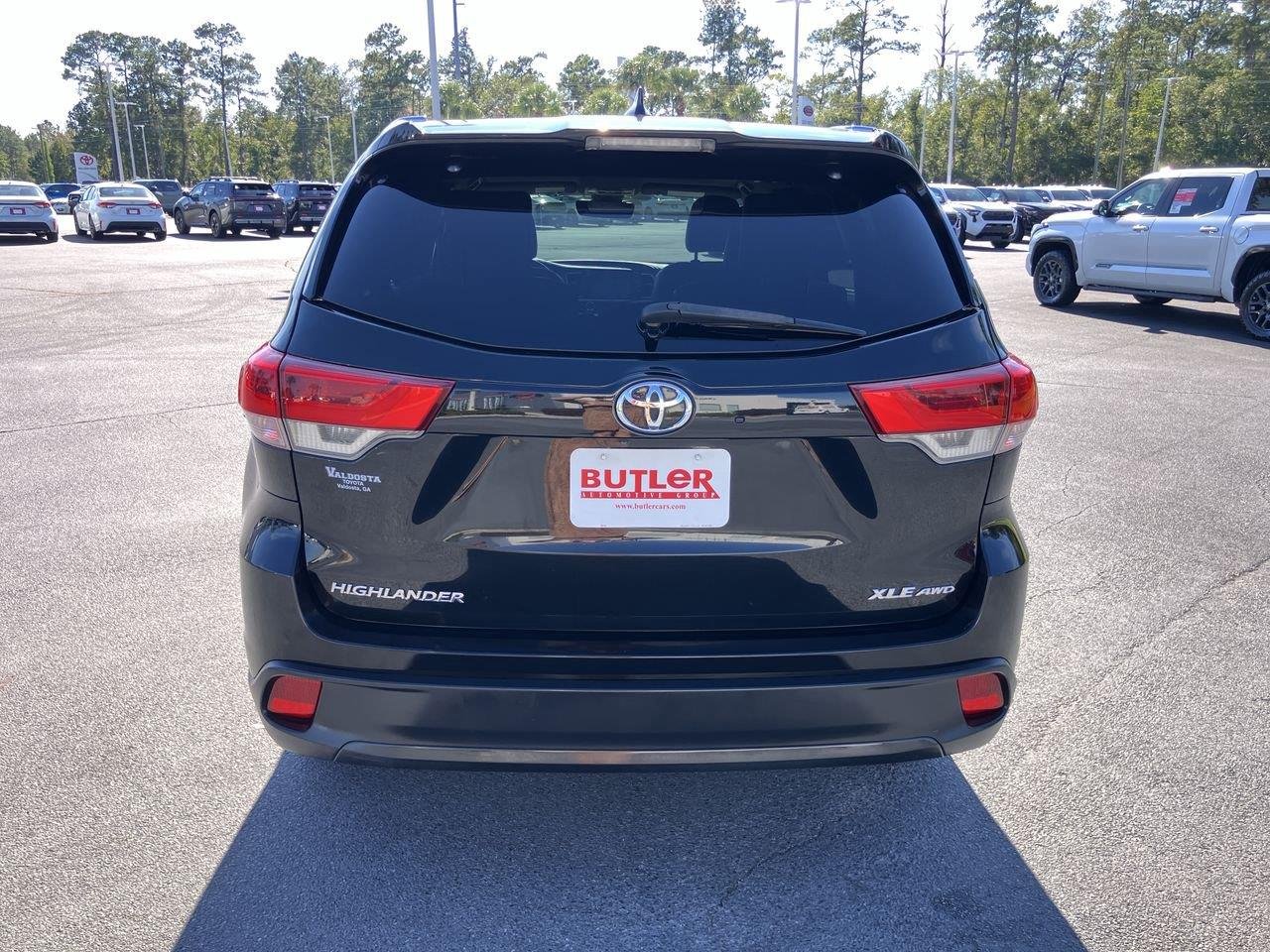 Used 2017 Black (Midnight Black Metallic) Toyota XLE AWD image 4