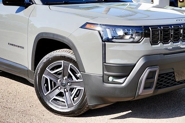 New 2026 Sting-Gray Clear-Coat Exterior Paint Jeep Laredo image 3