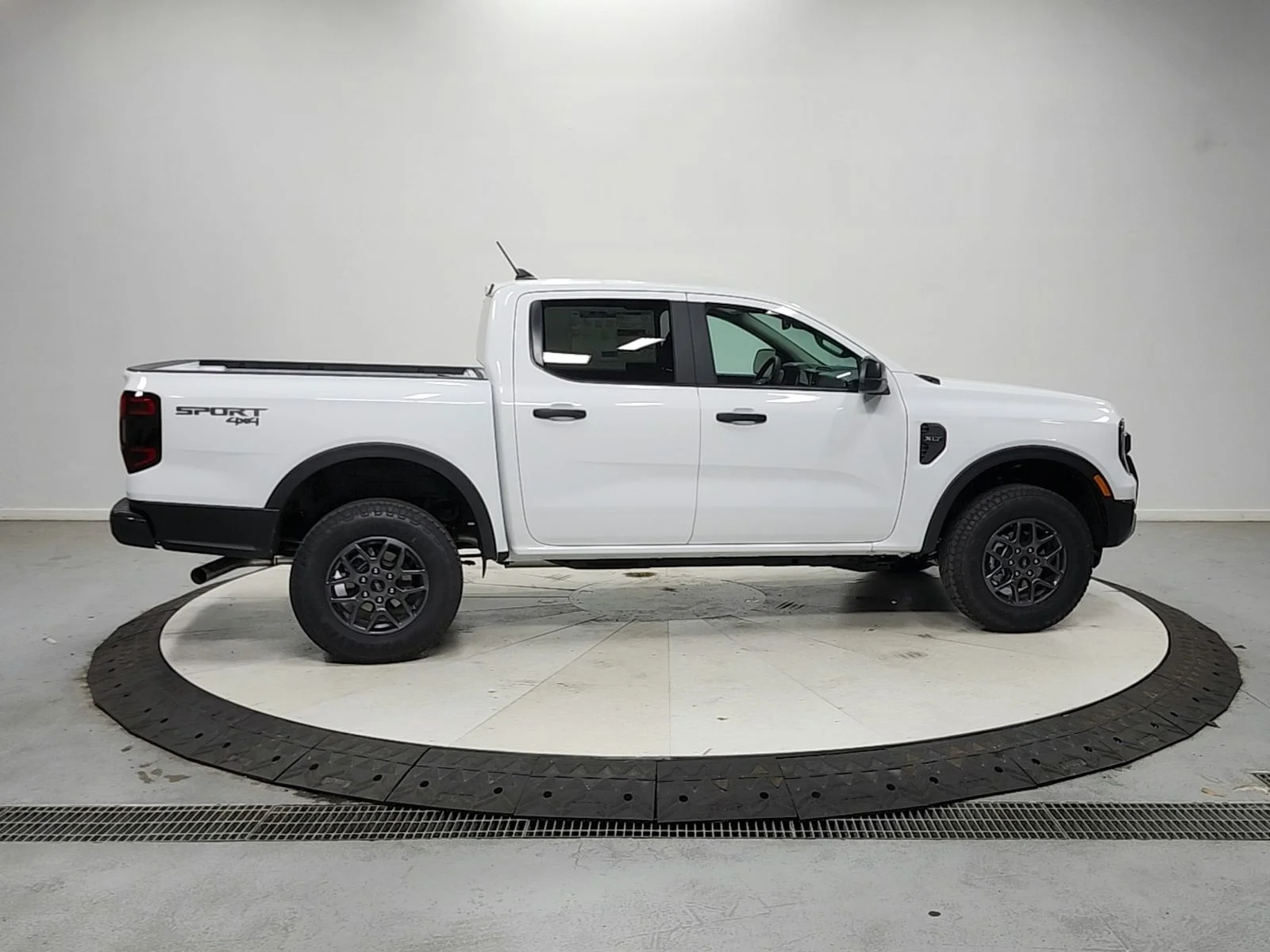 New 2026 Oxford White Ford XLT image 9