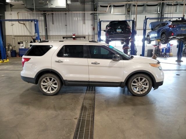 Used 2012 White Platinum Clearcoat Metallic Ford XLT image 8