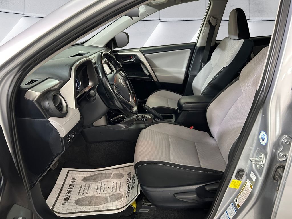 Used 2018 Silver Toyota XLE image 7