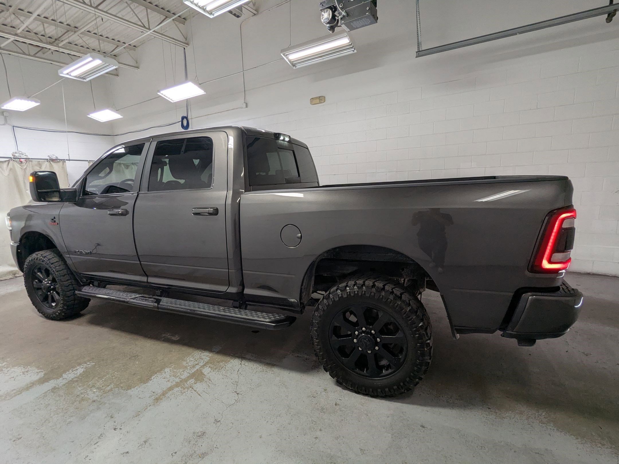 Certified Used 2024 Granite Crystal Metallic Clearcoat Ram Laramie image 8