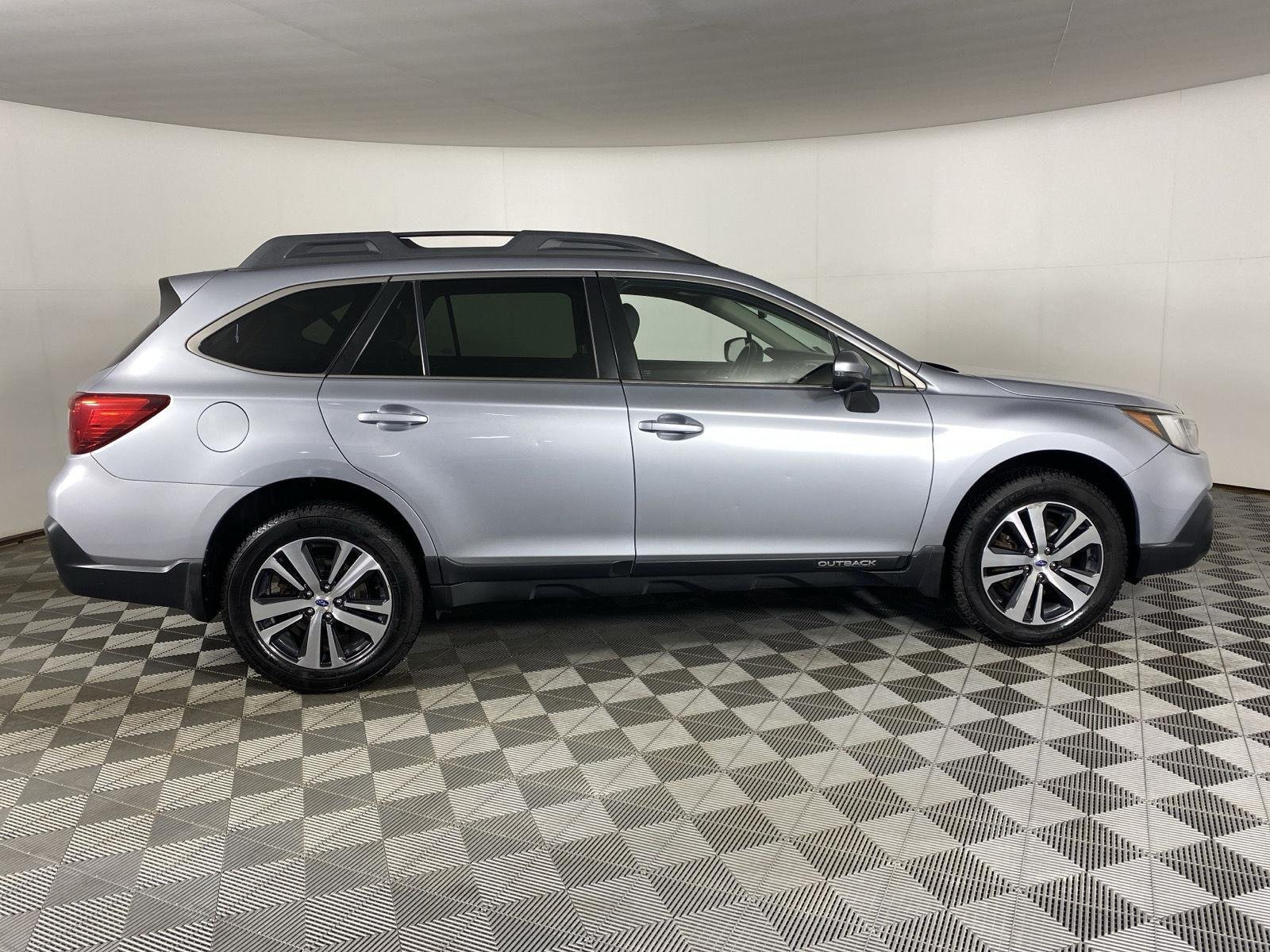 Used 2018 Ice Silver Metallic Subaru Limited image 11