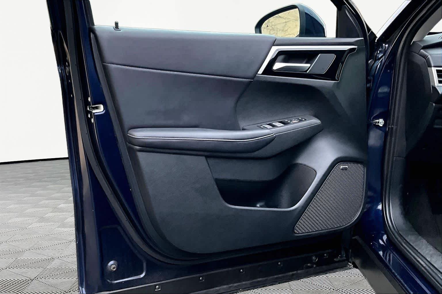 Used 2025 Cosmic Blue Metallic Mitsubishi SE image 22