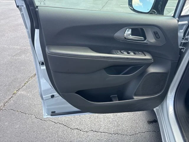 New 2026 Silver Mist Clear-Coat Exterior Paint Chrysler Select image 14