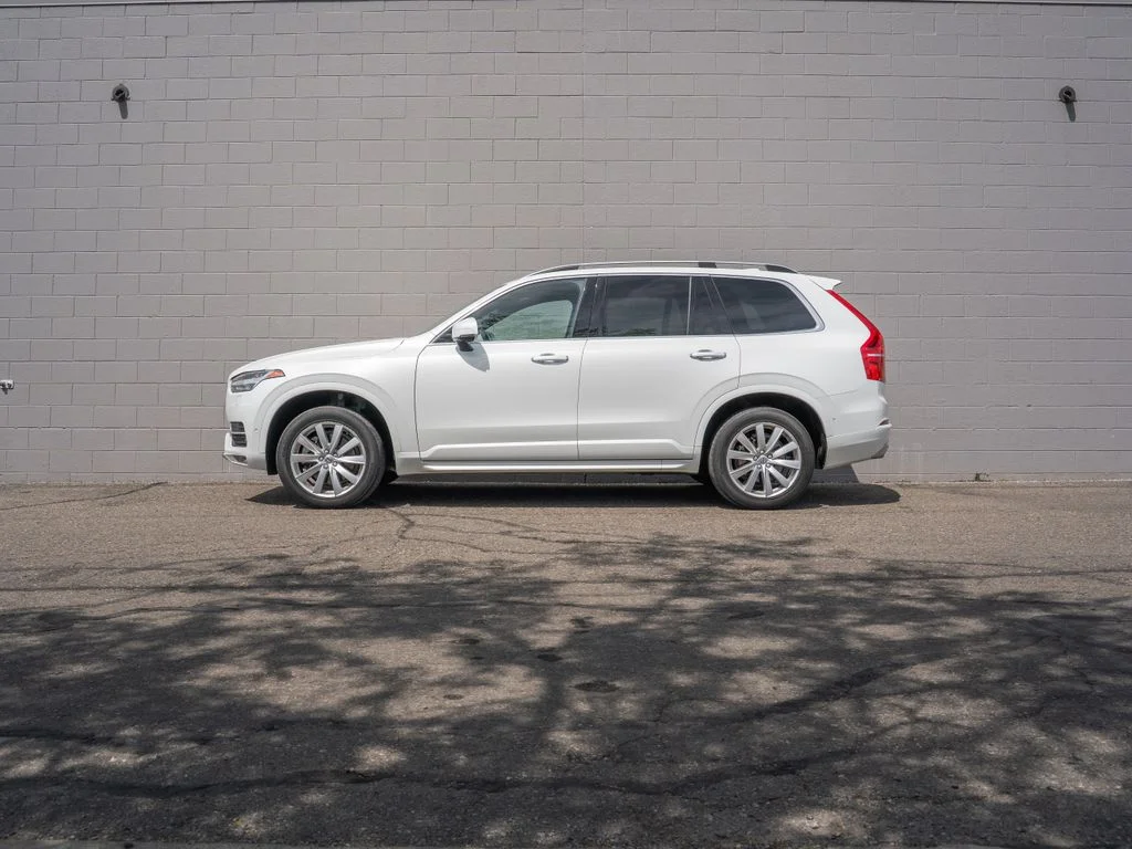 Used 2018 White Volvo T6 Momentum image 2