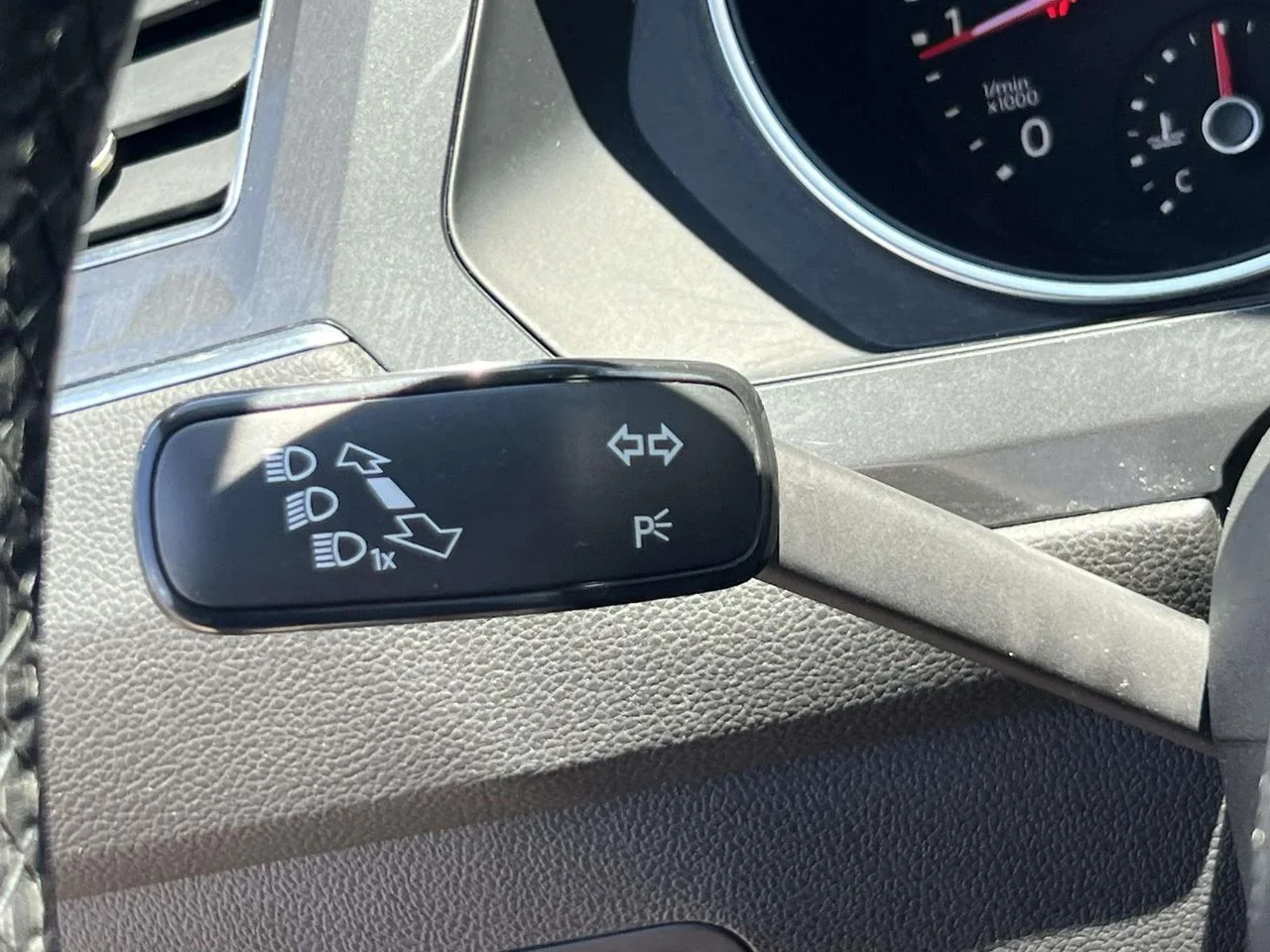 Used 2019 Platinum Gray Metallic Volkswagen 2.0T SE image 38