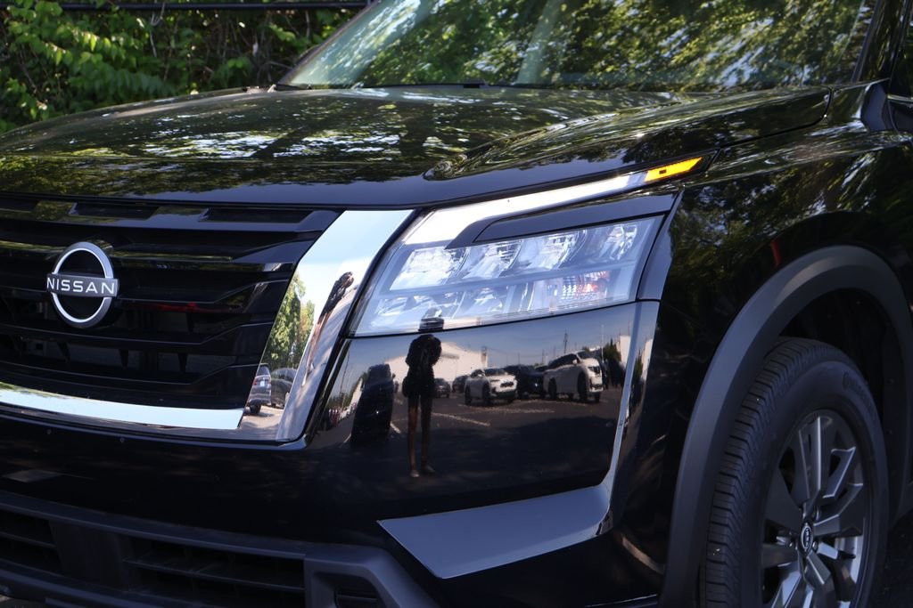 Used 2024 Super Black Nissan SV image 3