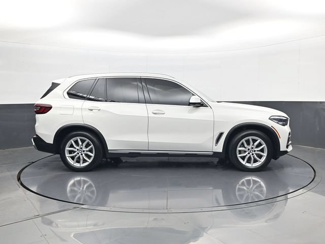 Used 2021 White BMW xDrive40i image 4
