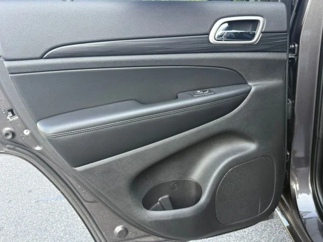 Used 2020 Granite Crystal Metallic Clearcoat Jeep Altitude image 24