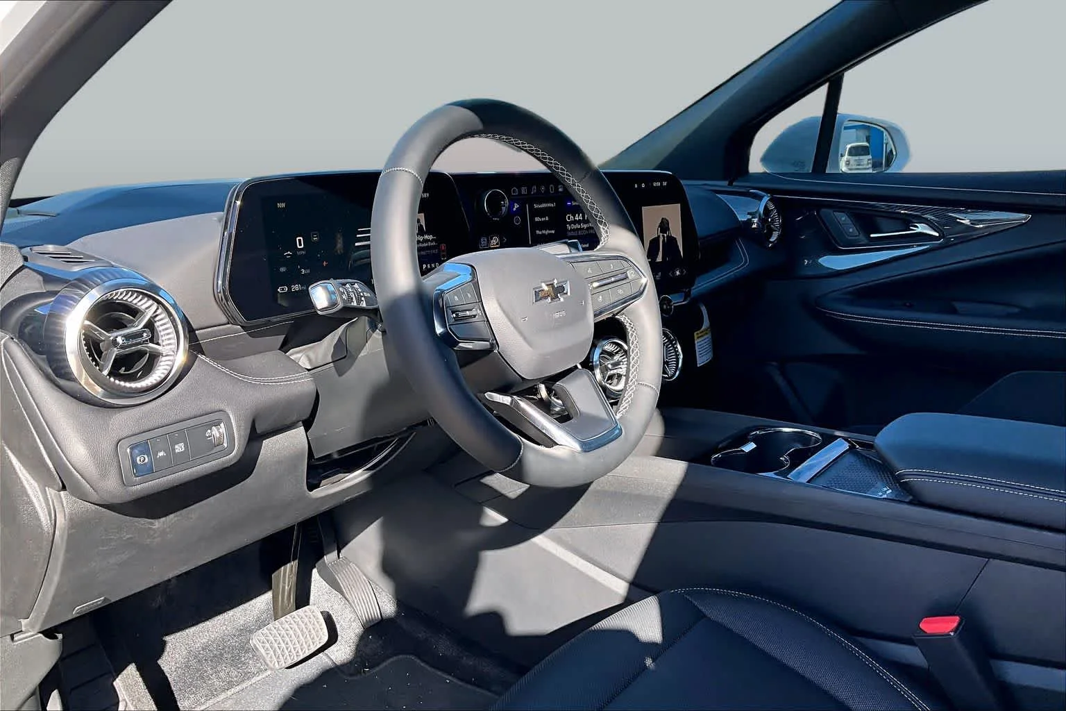 Used 2025 Summit White Chevrolet FWD LT image 8