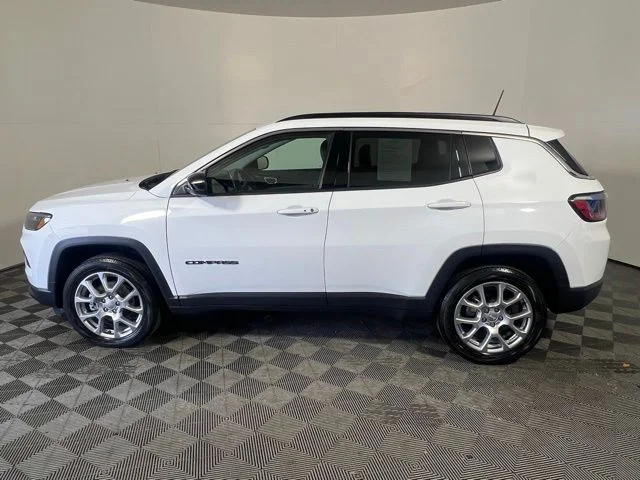 Certified Used 2022 White Jeep Latitude Lux image 5