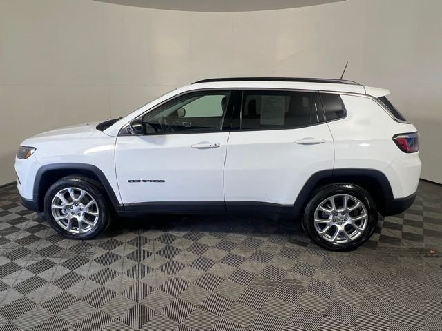Certified Used 2022 White Jeep Latitude Lux image 5