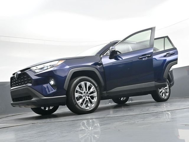 Used 2024  Toyota XLE Premium image 44