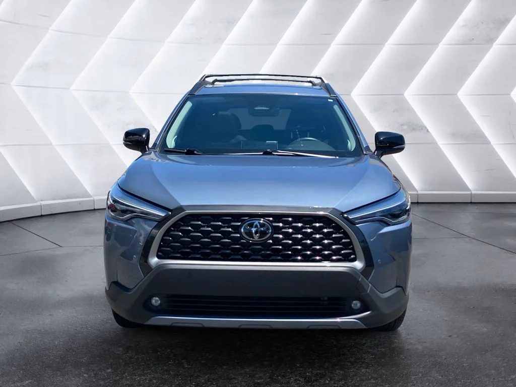 Used 2025  Toyota XLE image 2