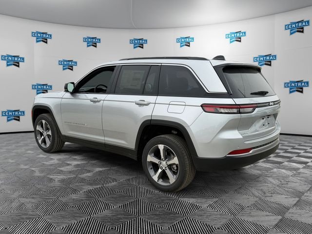 New 2026 Silver Zynith Exterior Paint Jeep Limited image 3