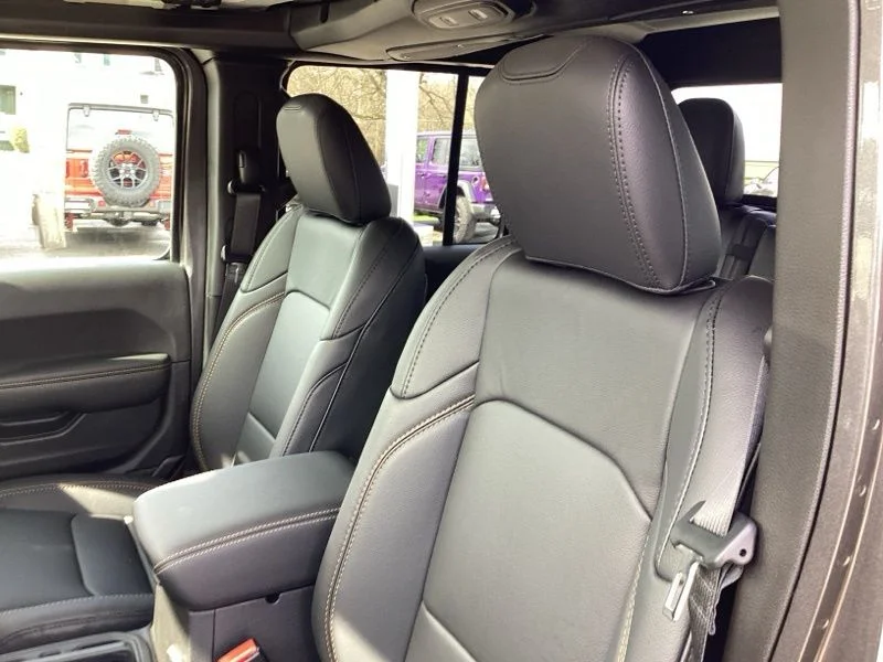 New 2026 Granite Crystal Metallic Clear-Coat Exterior Paint Jeep Sahara image 23