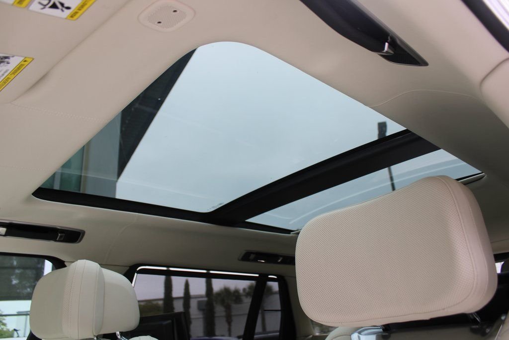 Used 2024 White Land Rover SV image 57