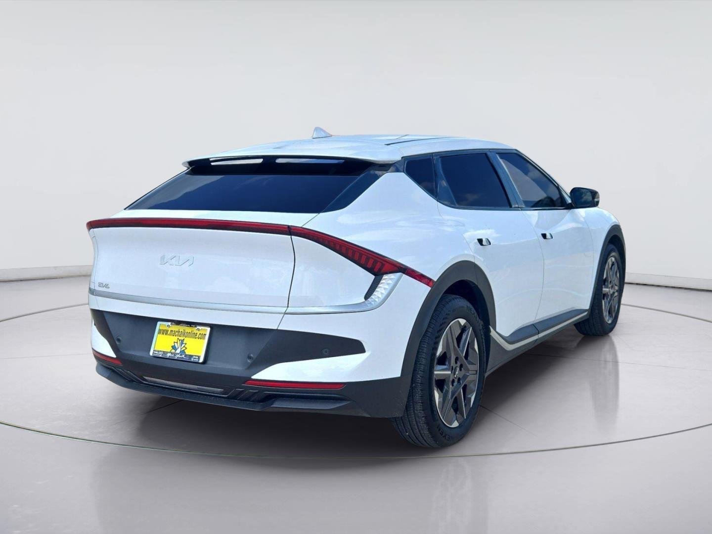 Used 2025 Glacial White Pearl Kia Light image 5