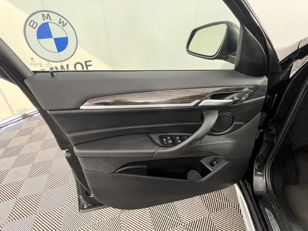 Used 2017 Black Sapphire Metallic BMW xDrive28i image 21