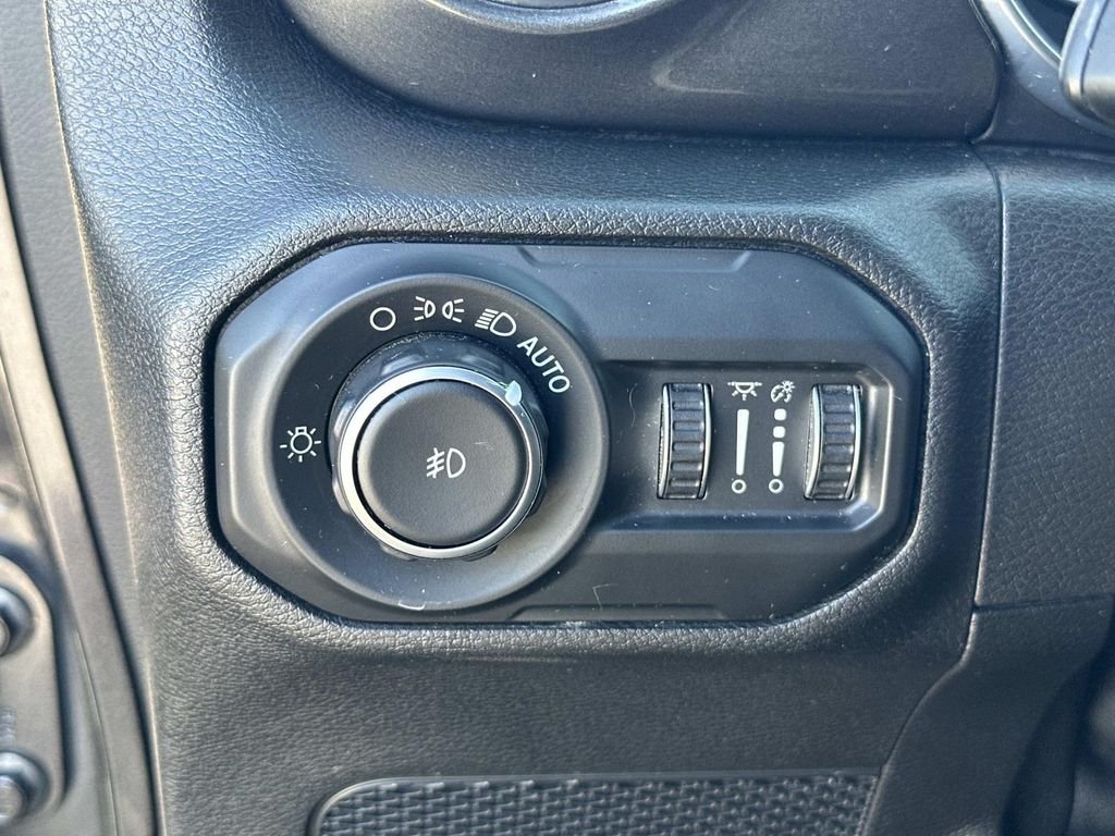 Used 2020 Crystal Metallic Jeep Unlimited Sahara Altitude image 32