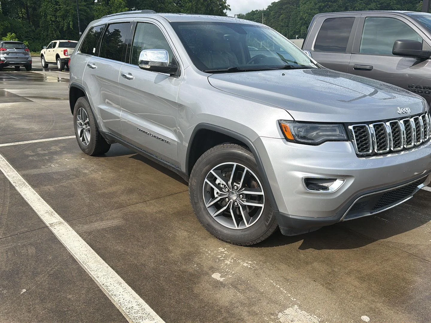 Used 2017 Billet Silver Metallic Clearcoat Jeep Limited image 3