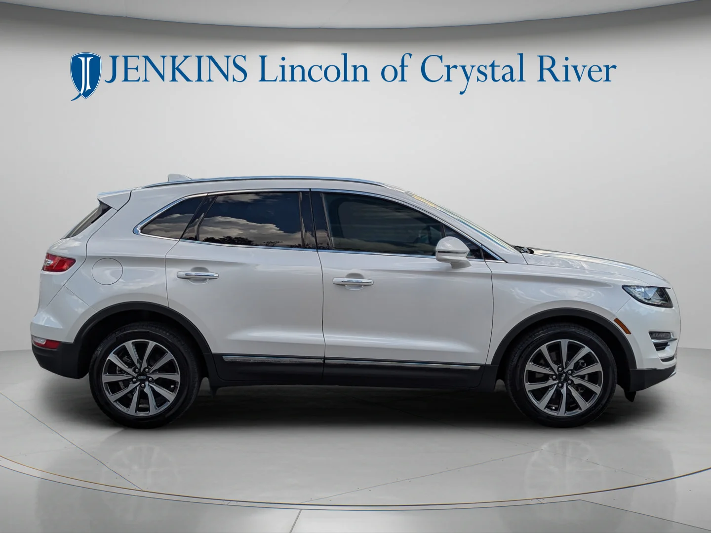 Used 2019 White Platinum Clearcoat Metallic Lincoln Reserve image 2
