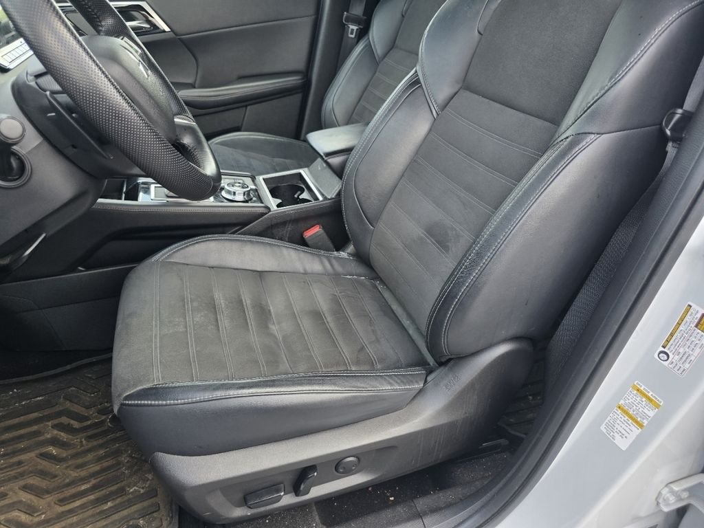 Used 2022 White Mitsubishi SE image 21