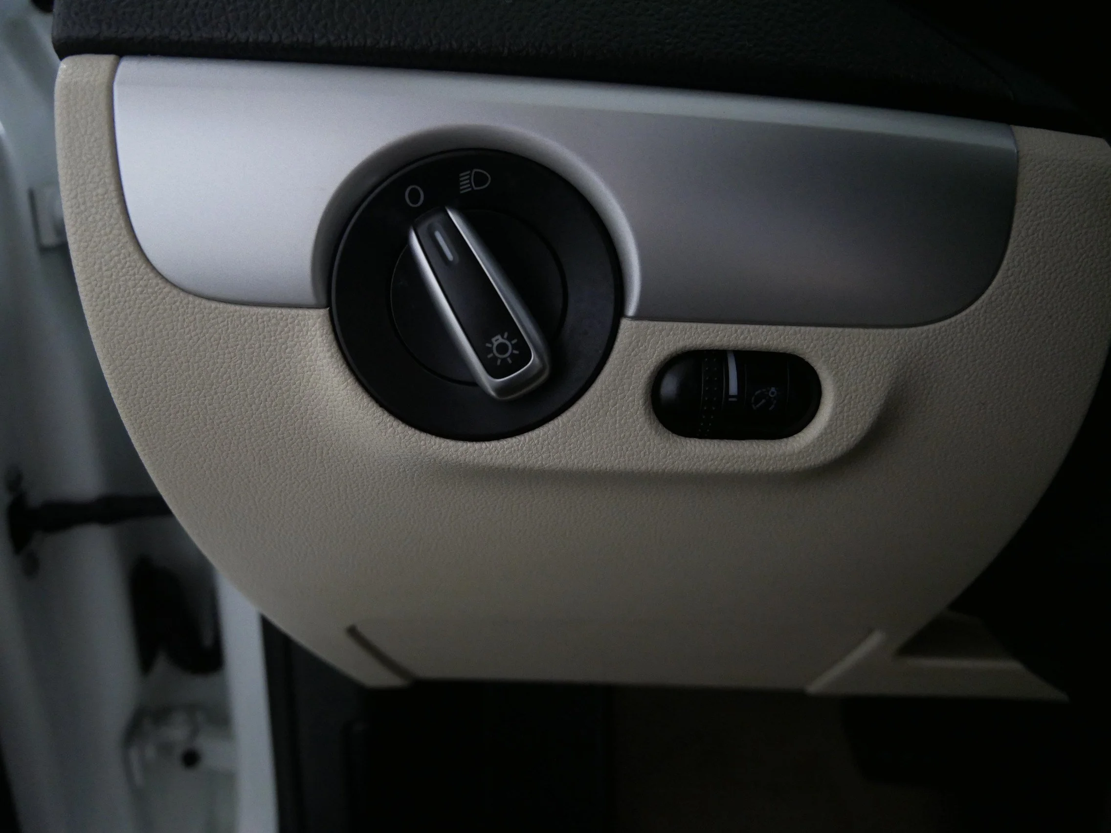Used 2014 Candy White Volkswagen SE w/Connectivity/Sunroof image 26