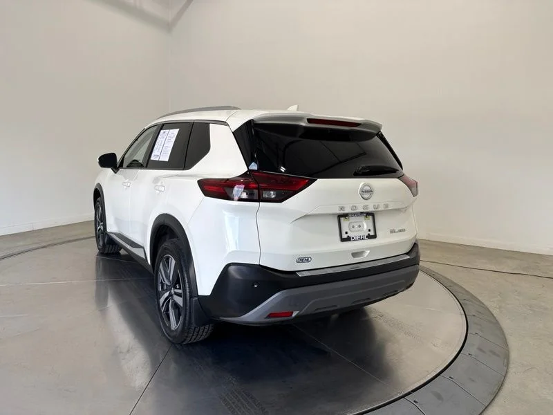 Used 2021 White Nissan SL image 5