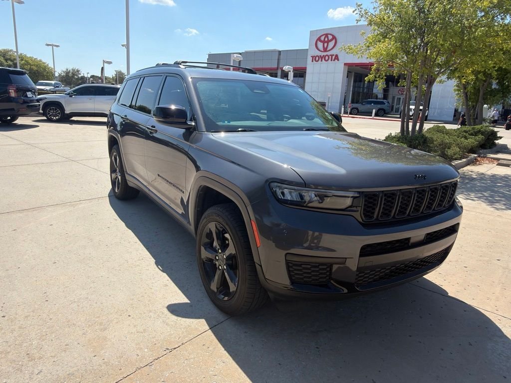 Used 2023 Gray Jeep Altitude image 4