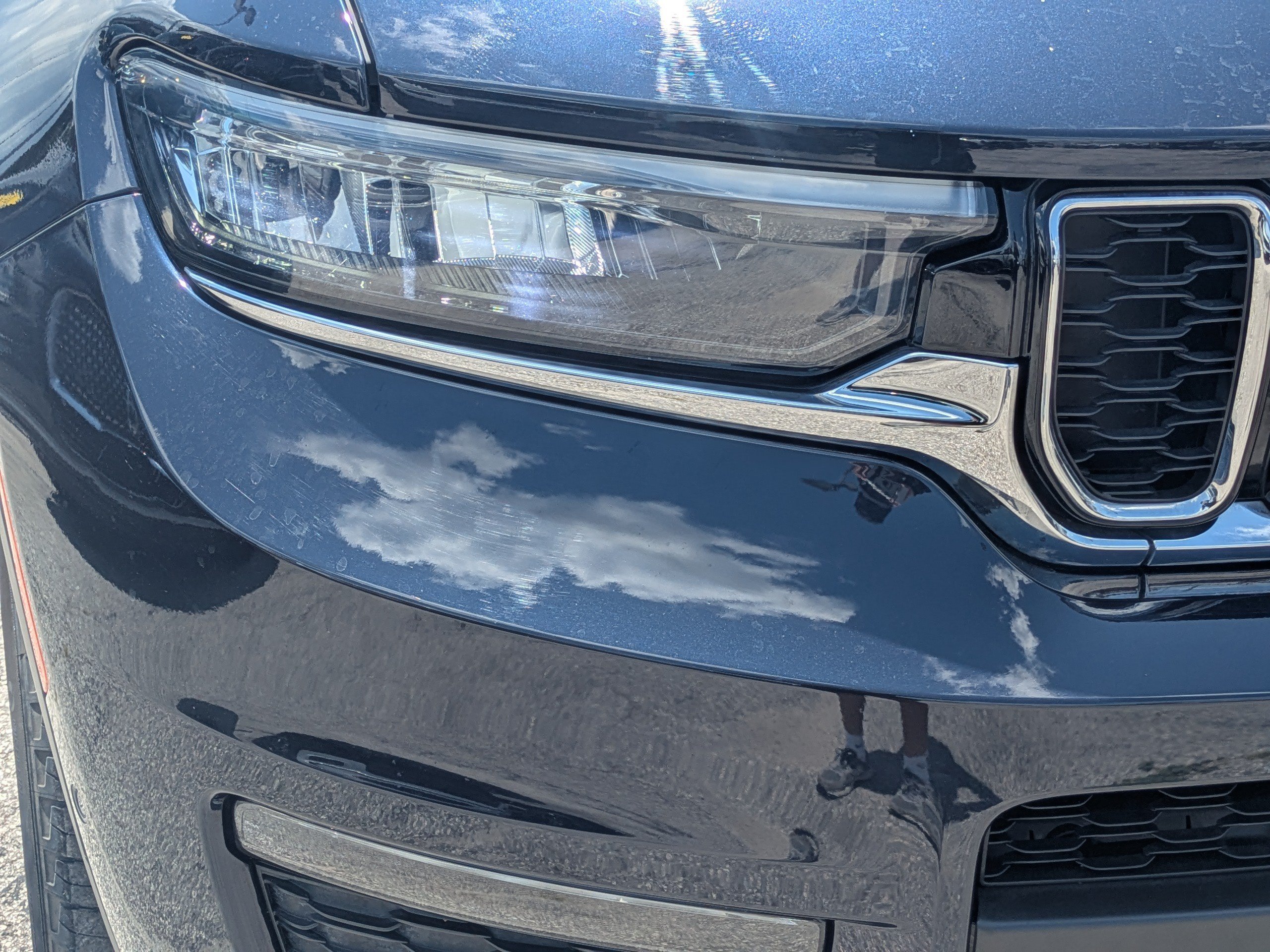 Used 2023 Midnight Sky Jeep Limited image 10
