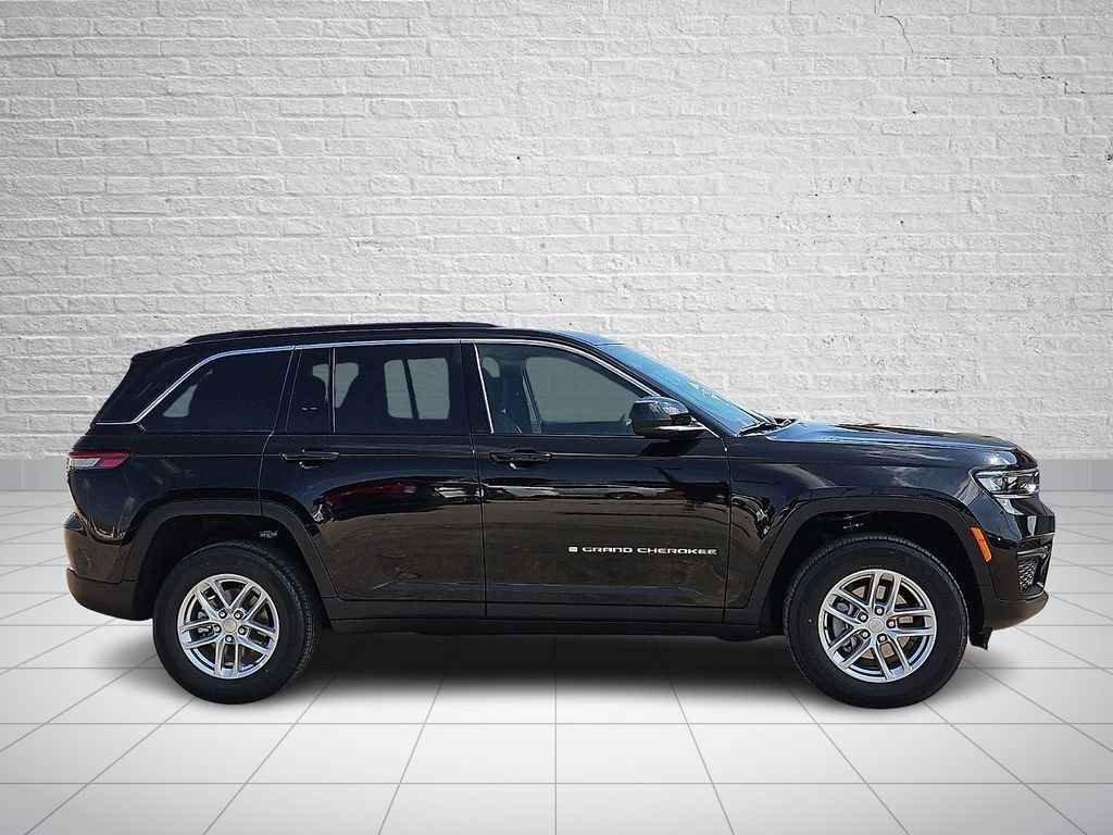 New 2026 Diamond Black Crystal Pearl-Coat Exterior Paint Jeep Laredo image 5