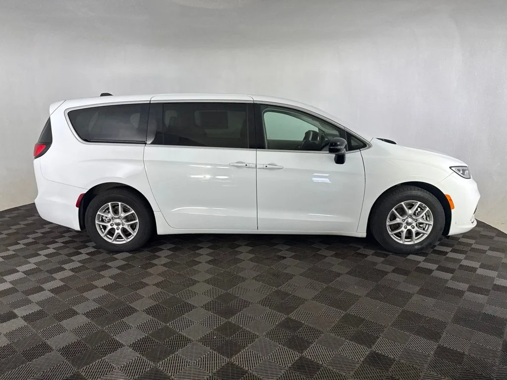 Used 2024 White Chrysler Touring L image 4