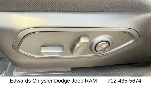 New 2026 Bright White Clear-Coat Exterior Paint Jeep Laredo X image 15