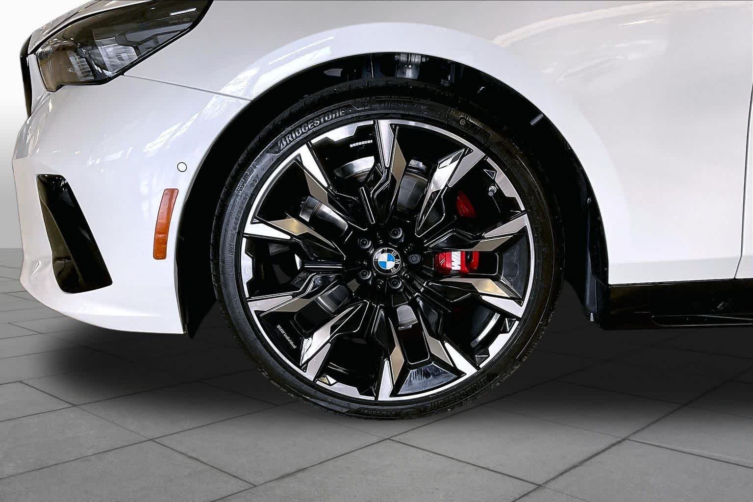 New 2027 Mineral White Metallic BMW 530i xDrive image 11