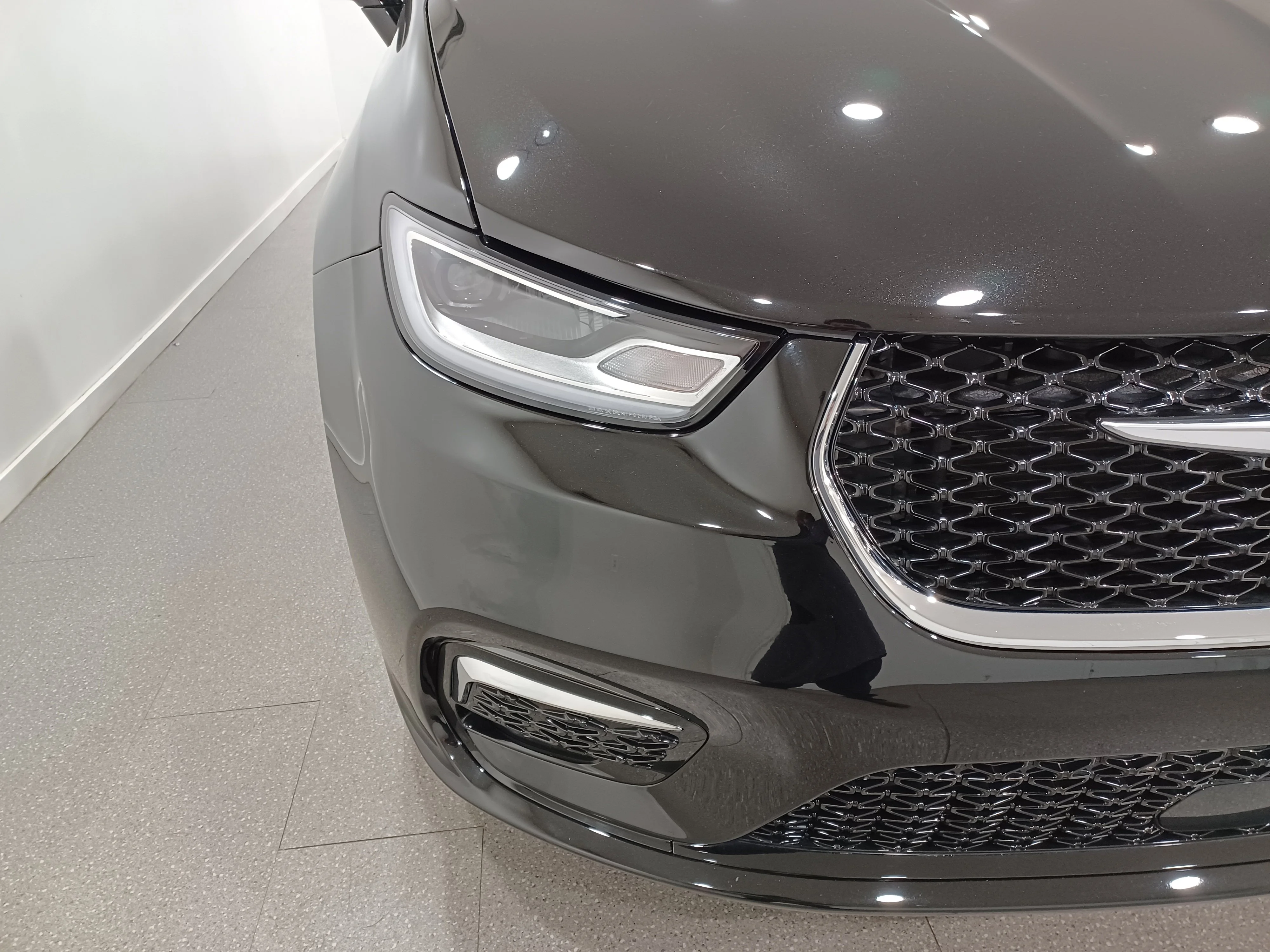 Certified Used 2026 Diamond Black Crystal Pearl Chrysler Select AWD*7 Pass | Adaptive Cruise | Remote Start | Htd Leather | Pano Roof | Htd Wheel | CarPlay image 4
