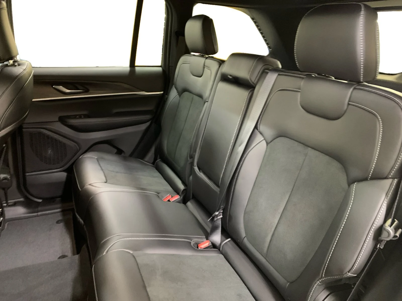 New 2026 Diamond Black Crystal Pearl Jeep Altitude image 16