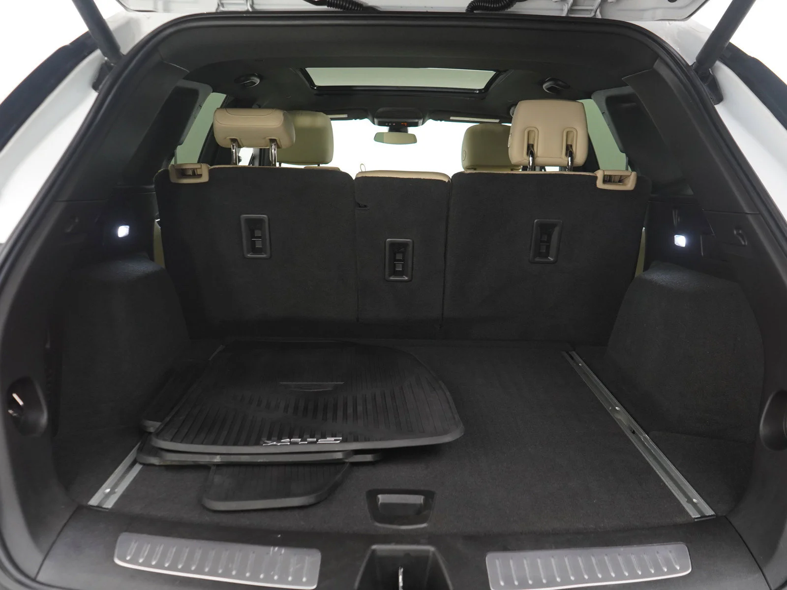 Used 2019 CRYSTAL WHITE TRICOAT Cadillac Luxury AWD image 9