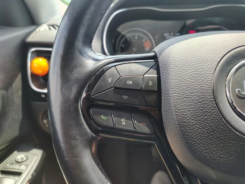 Used 2019 Gray Jeep Latitude Plus image 12