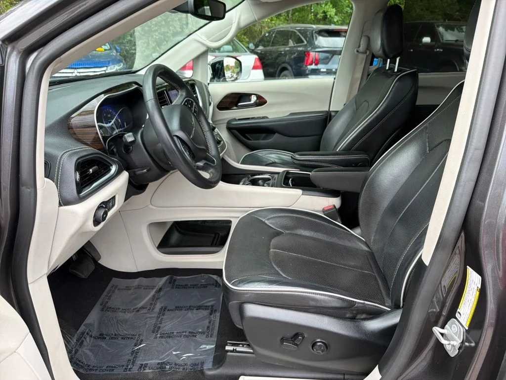 Used 2023 Gray Chrysler Limited image 16
