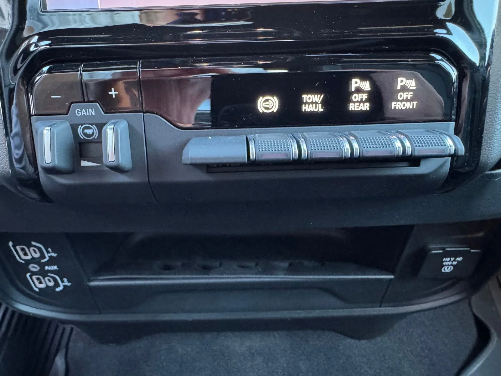 New 2026 Granite Crystal Metallic Clear-Coat Exterior Paint RAM Laramie image 26