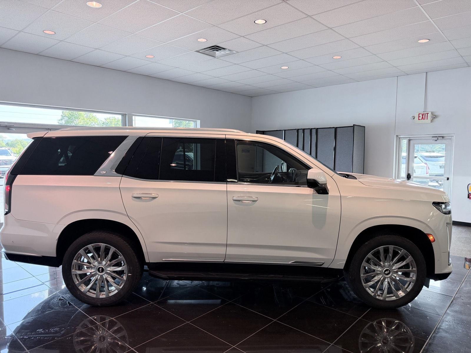 Used 2021 CRYSTAL WHITE TRICOAT Cadillac Premium Luxury image 20